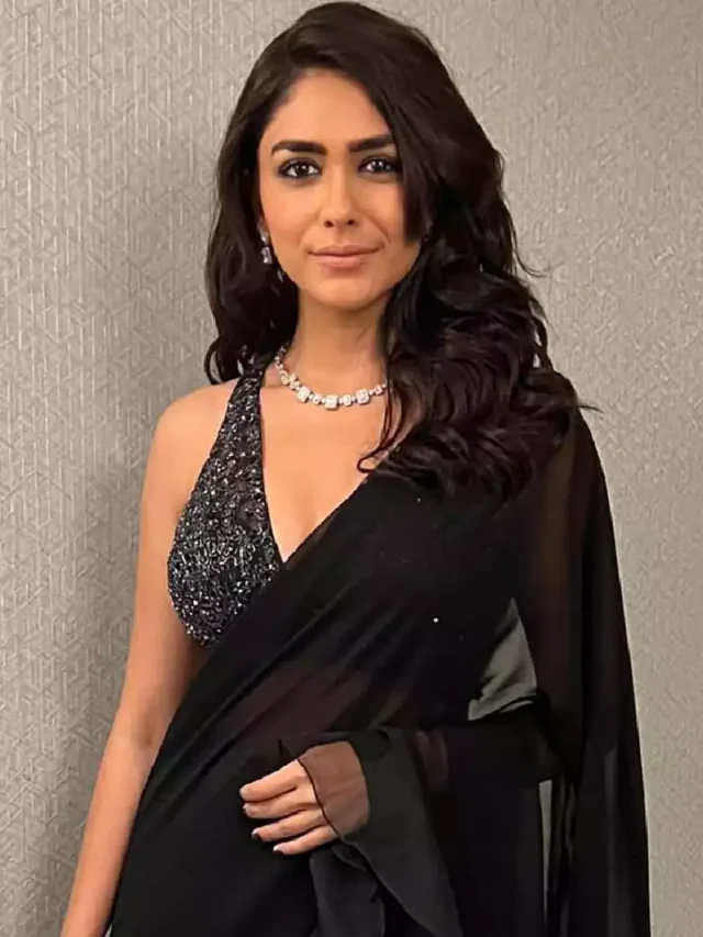 5 Stylish Looks Of Mrunal Thakur In Black Sarees SpideyPostsBlog