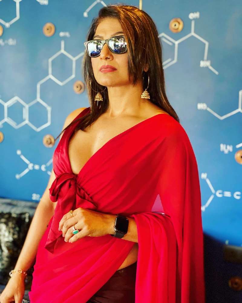 aartii naagpal red saree indian tv actress 10