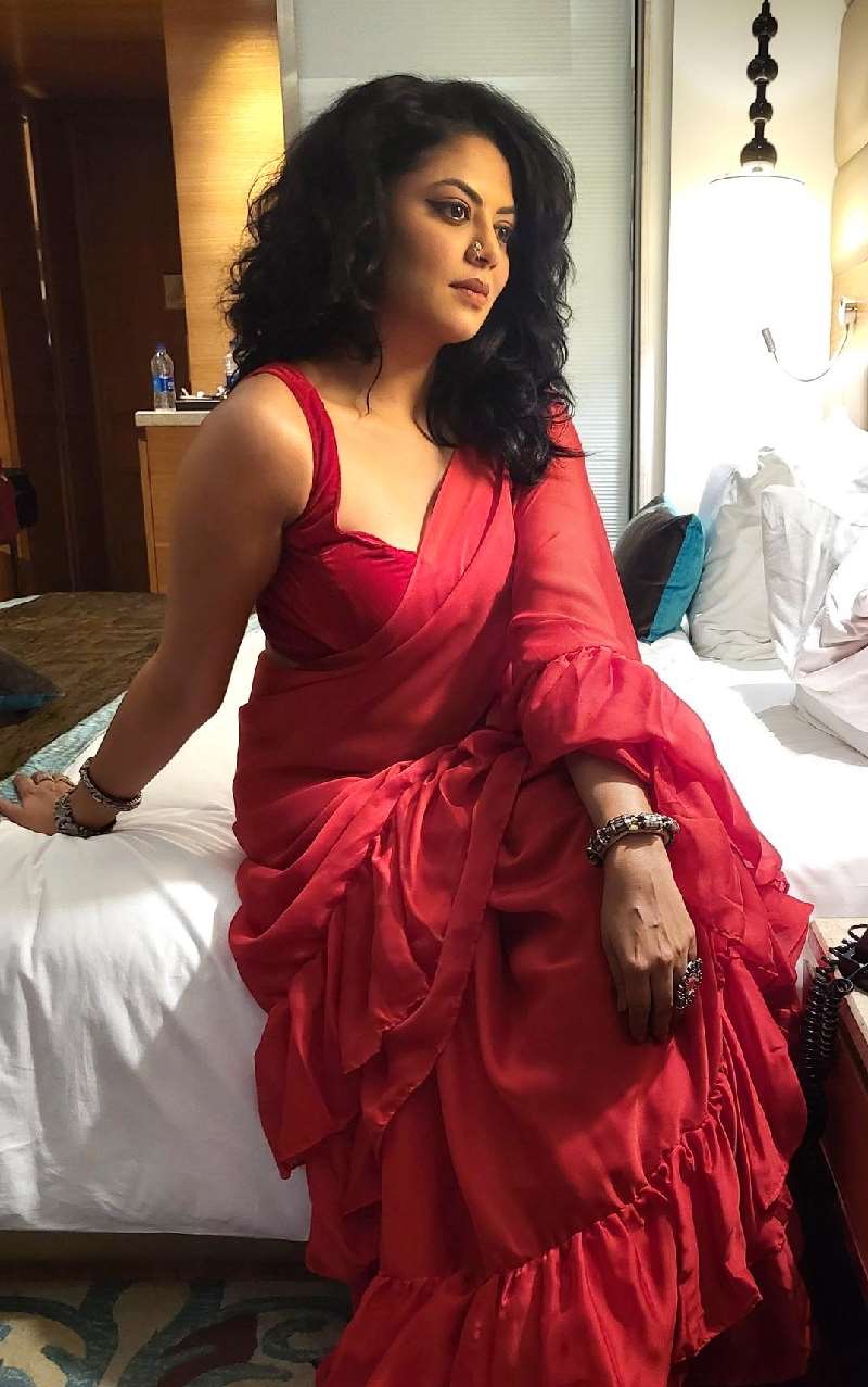 kavita kaushik red saree indian tv actress 19
