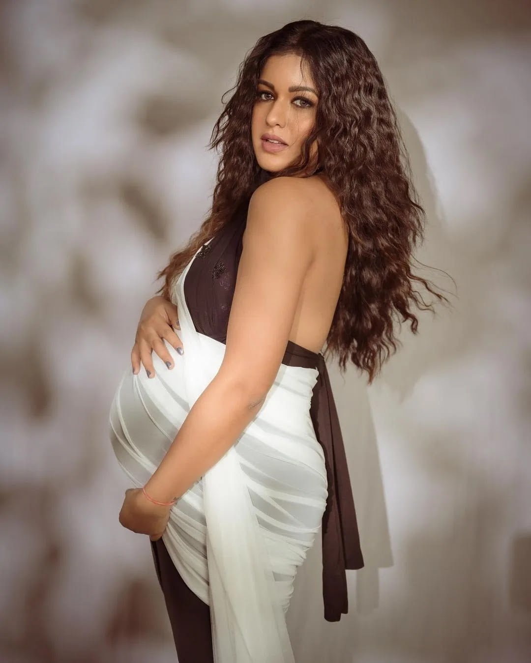 Ishita Dutta pregnant baby bump dress bollywood actress
