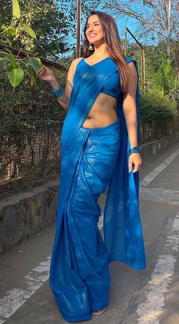 Esshanya Maheshwari blue saree low waist navel
