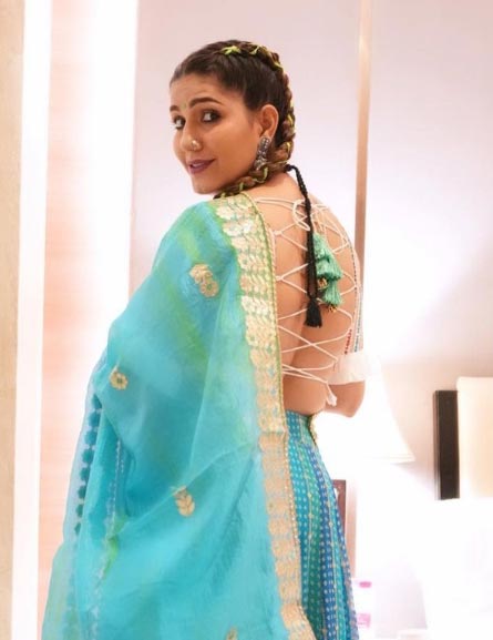 sapna choudhary backless saree hot haryanvi actress