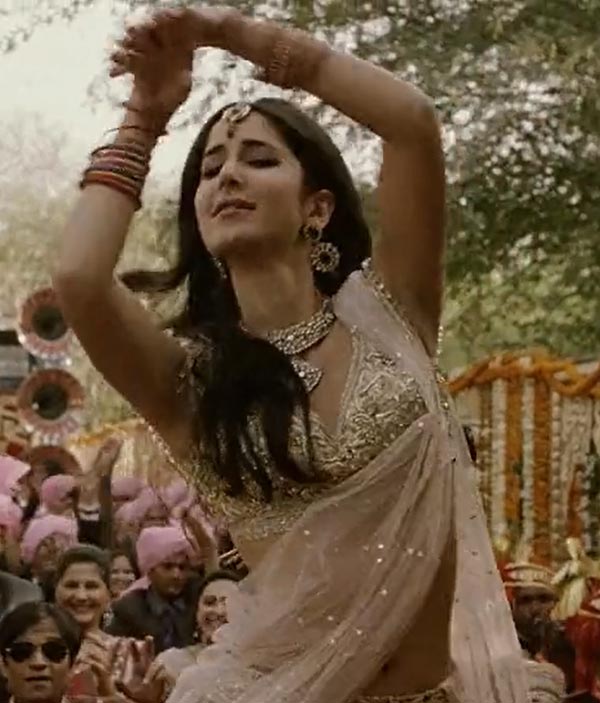 katrina kaif as bride doing naagin dance