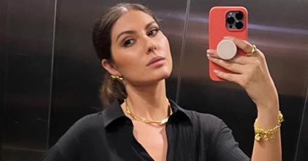 Elnaaz Norouzi lift selfie stylish look