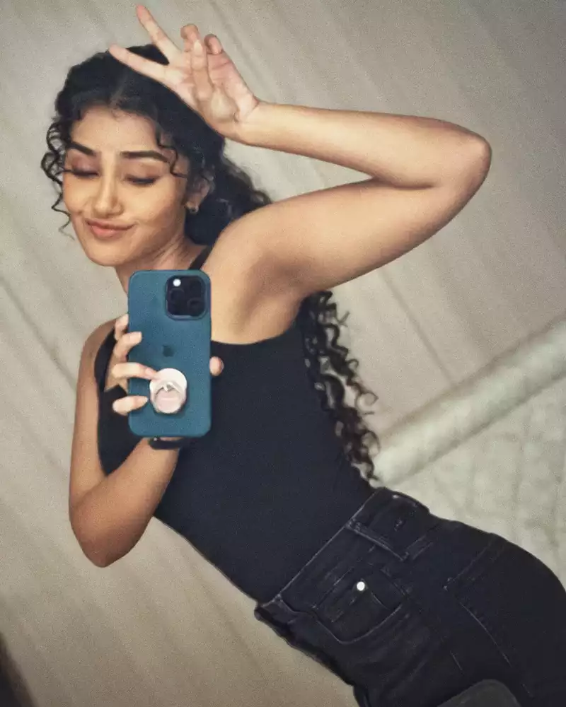 anupama parameswaran selfie tillu square actress (10)