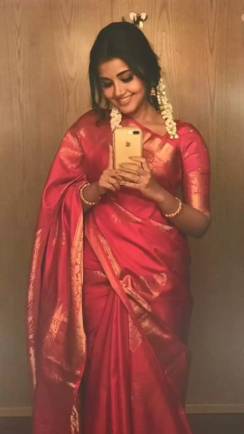 anupama parameswaran selfie tillu square actress (7)