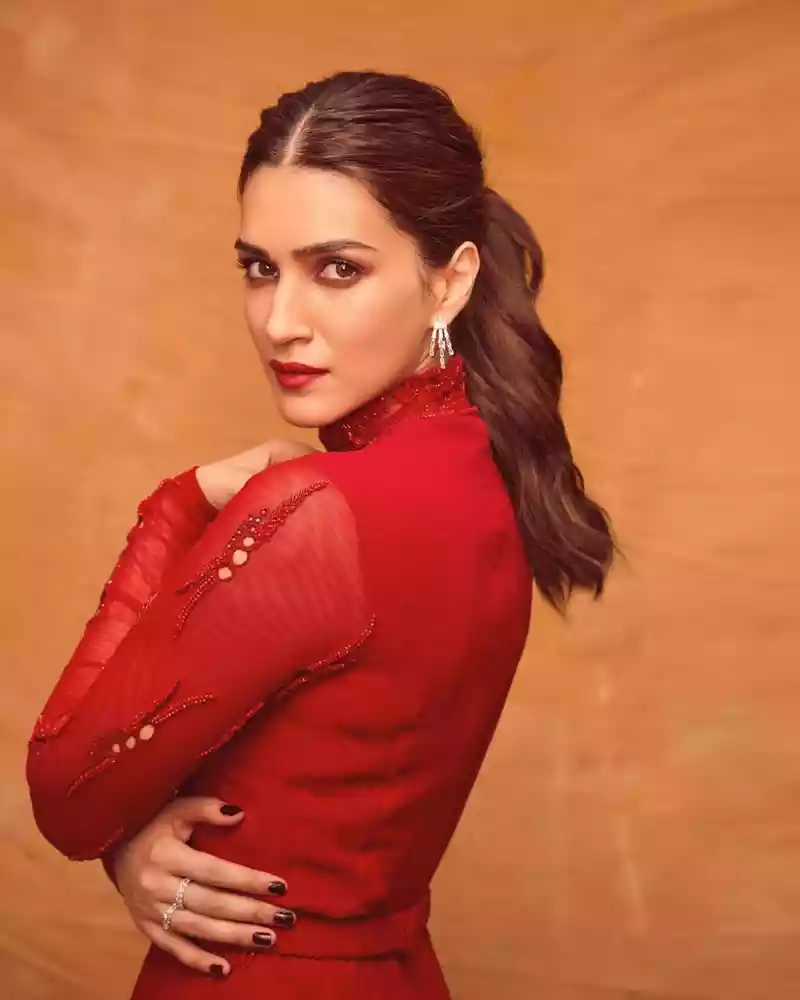 kriti sanon red outfit stylish look bollywood actress (5)