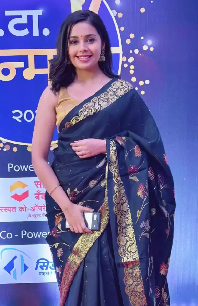 Shivani Rangole Kulkarni actress wearing mother's saree copy