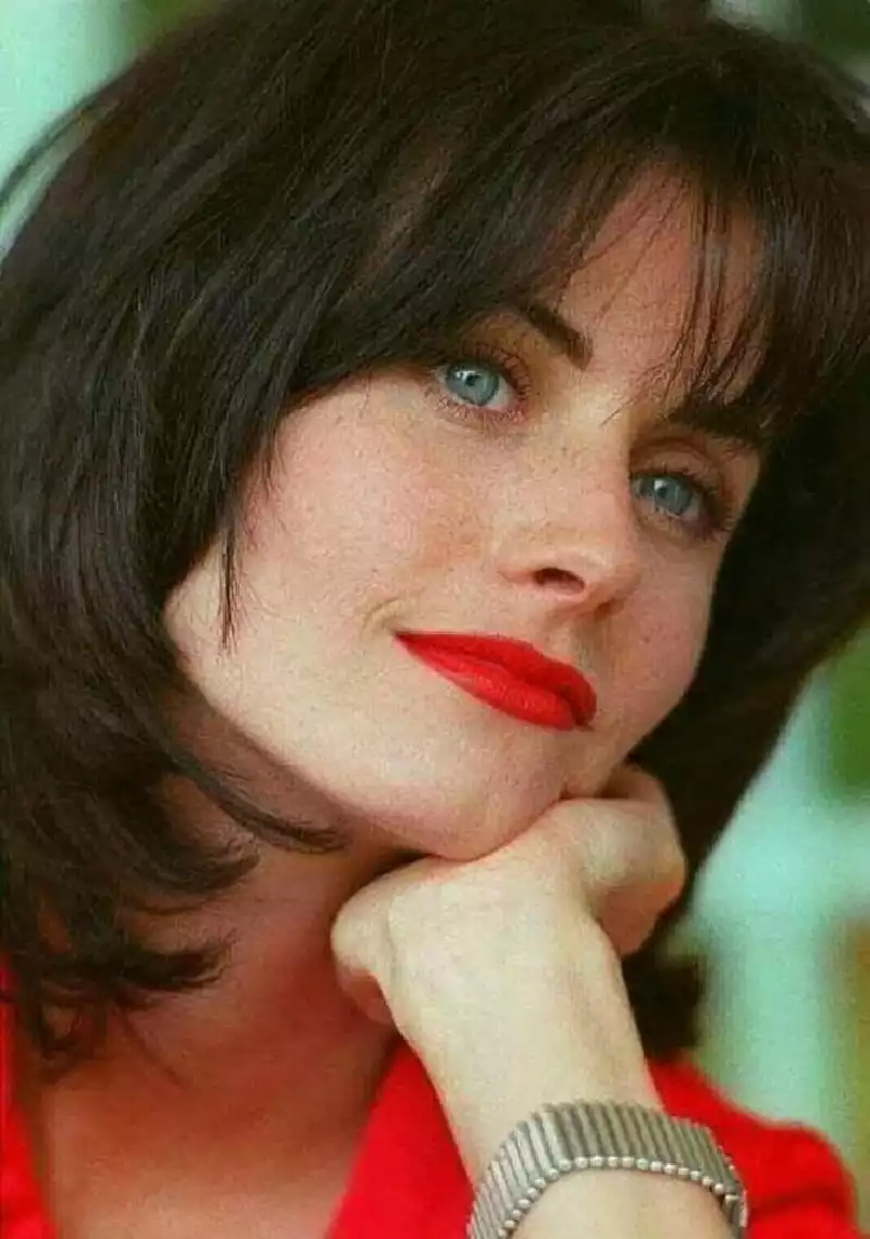 courtney cox red lips friends actress