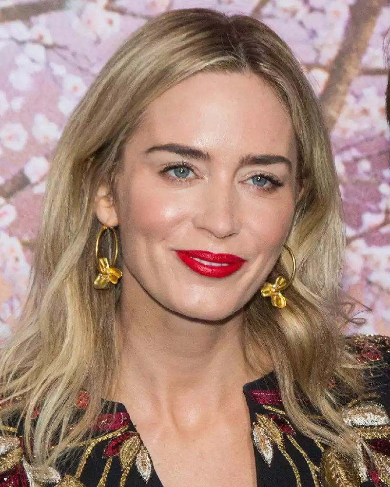 emily blunt red lips oppenheimer actress