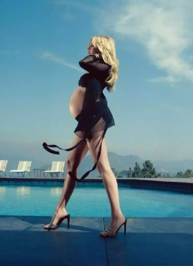 emma roberts pregnant black short outfit