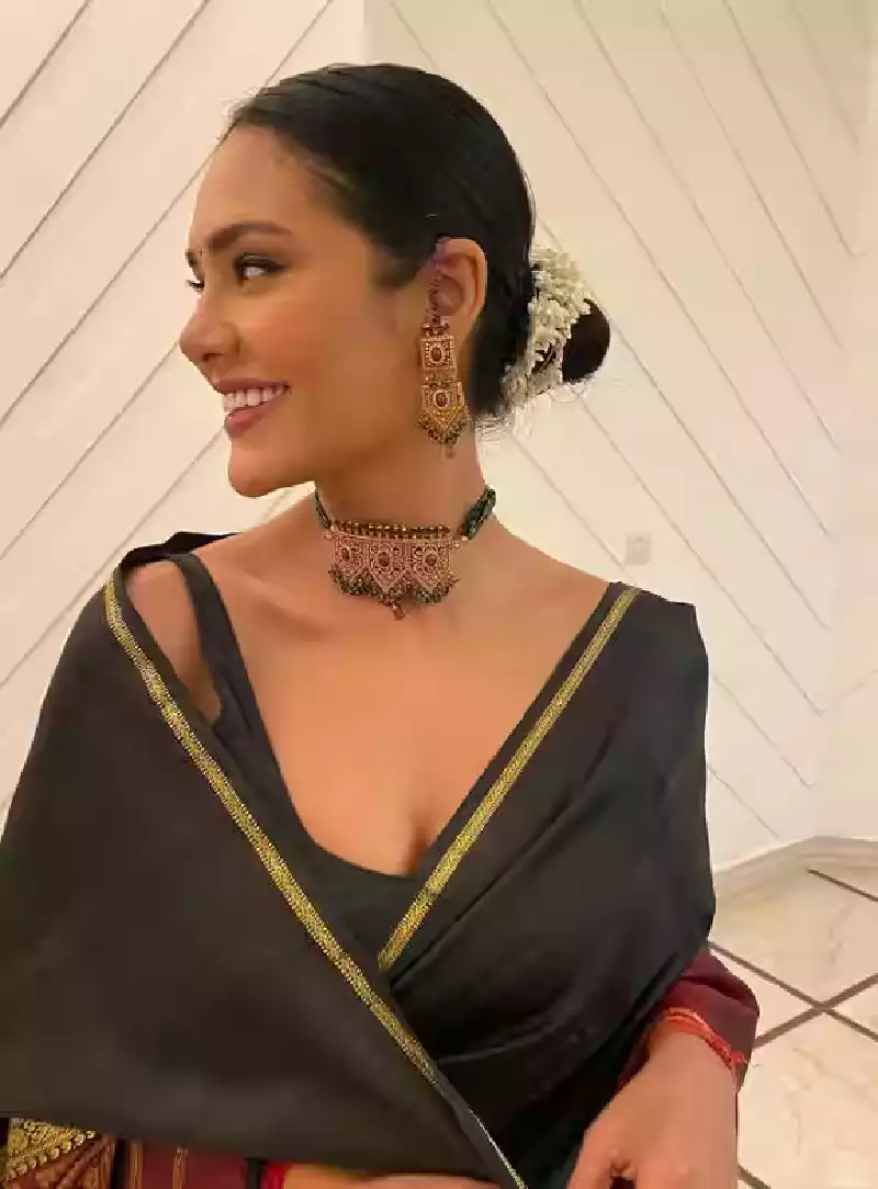 esha gupta actress wearing mother's saree
