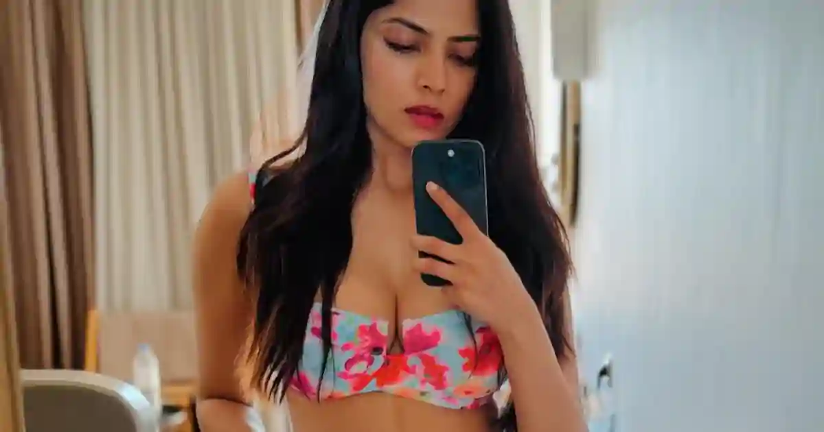 malavika mohanan in bikini selfie