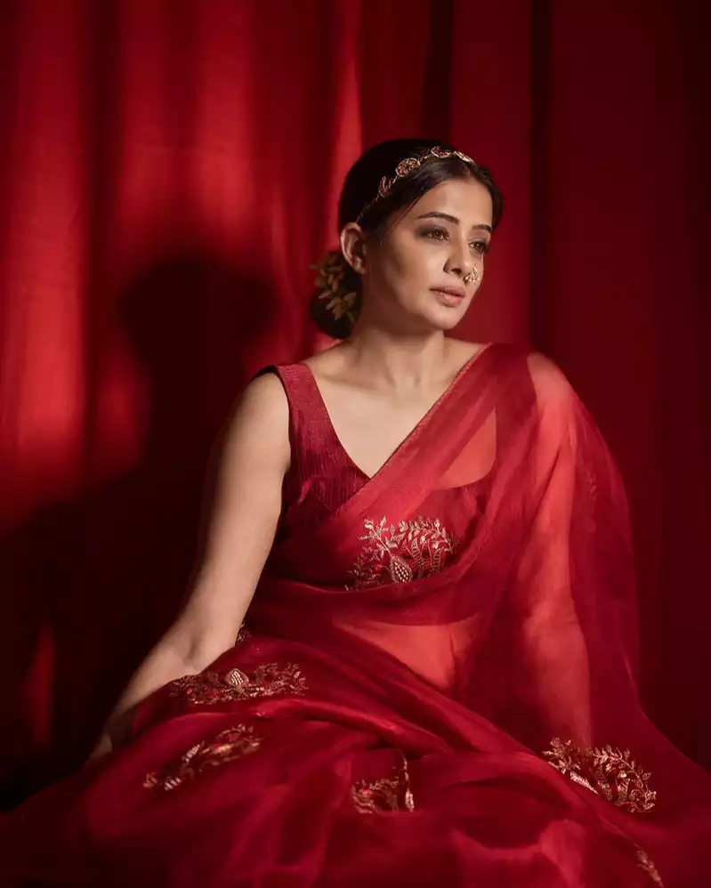 priyamani in red saree stylish indian actress 6