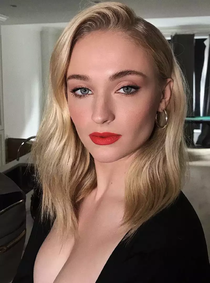 sophie turner red lips hollywood actress