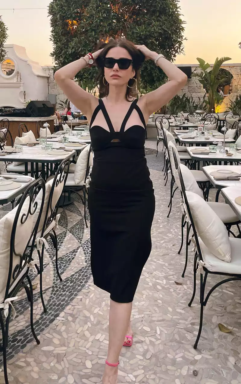 Özge Gürel black dress turkish actress