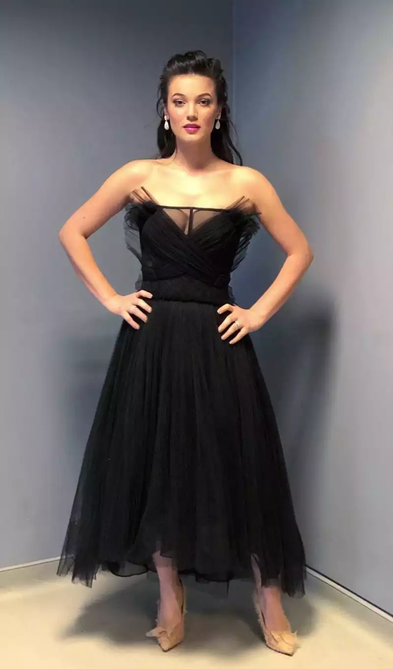 Pınar Deniz black dress turkish actress