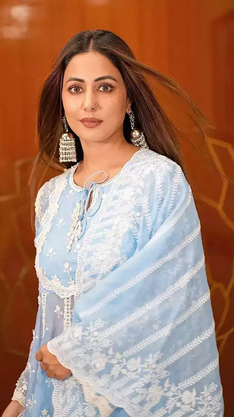 hina khan in suit stylish actress (4)