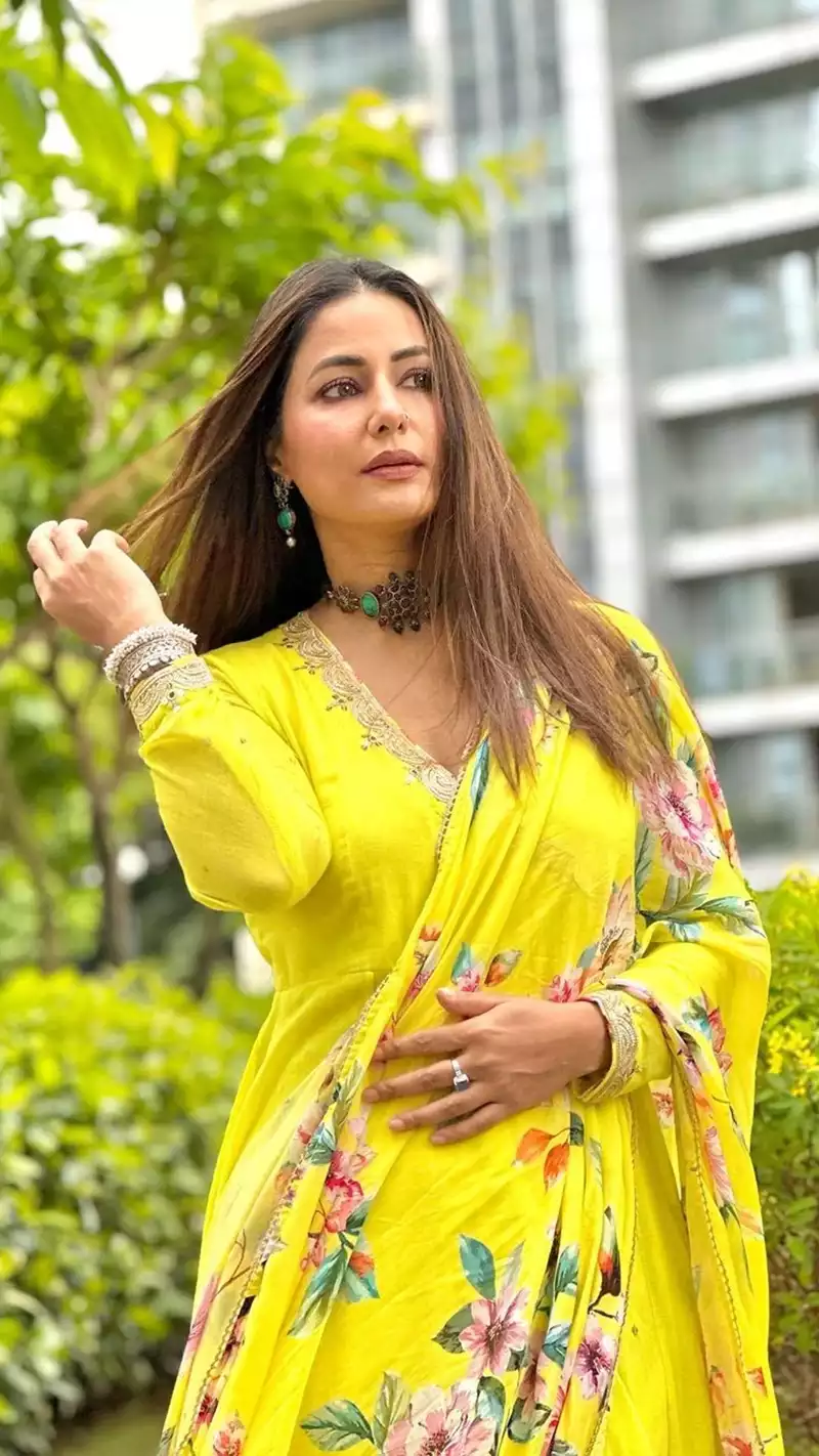 hina khan in yellow suit stylish actress (13)