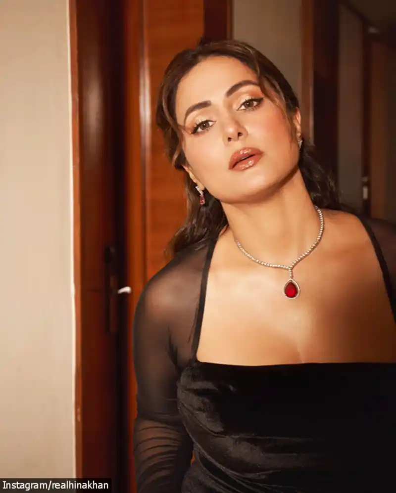 hina khan high slit black dress legs glamorous actress (8)