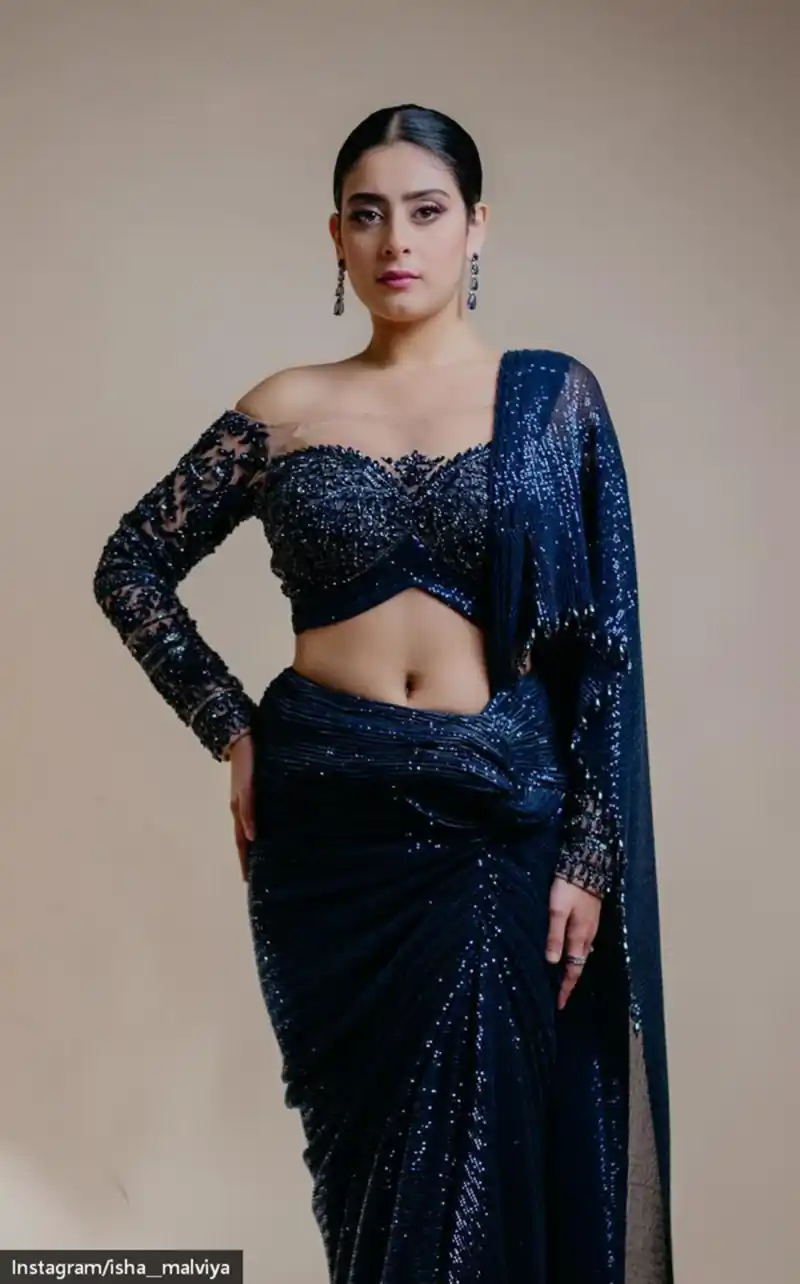 isha malviya navel saree indian actress 2