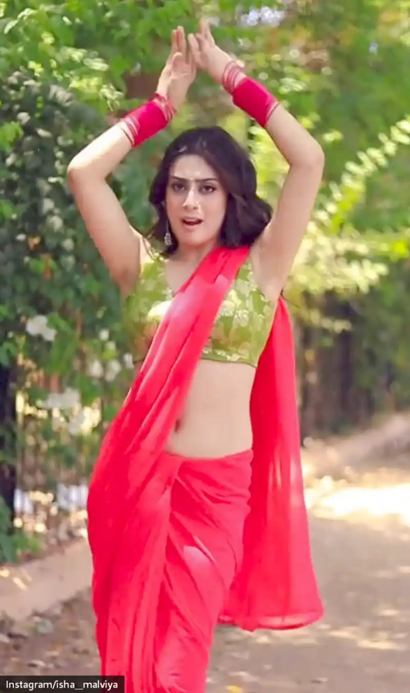 isha malviya saree navel indian actress 10