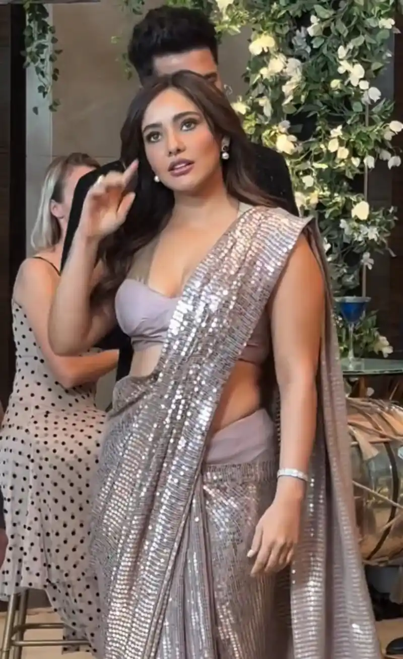 neha sharma bad newz saree (3)